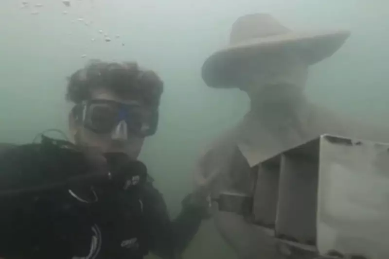Mergulhadores registram selfies com esculturas do 1º centro subaquático do Brasil em Guarujá