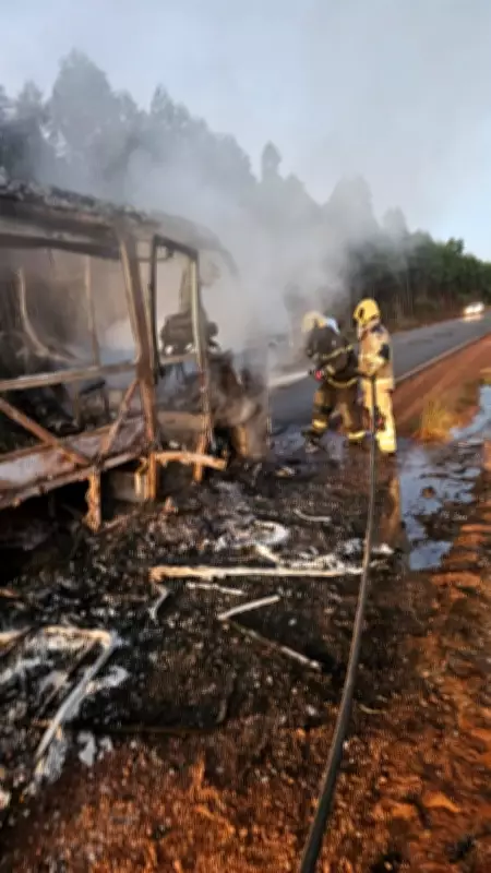 Micro-ônibus de time de futebol é destruído por incêndio na MG-214 em Itamarandiba