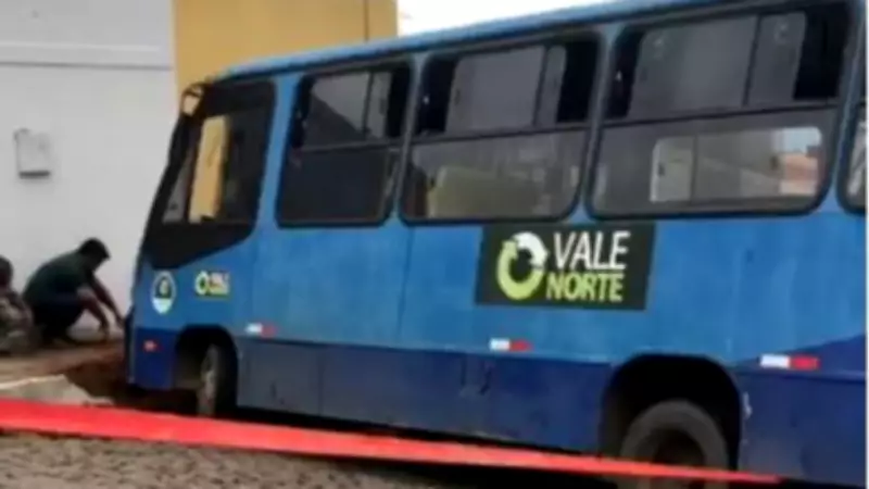 Micro-ônibus desgovernado desce ladeira e atinge calçadas de casas em Juazeiro do Norte