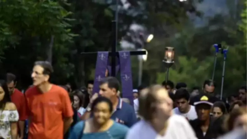 Milhares de fiéis participam da Via Sacra no Morro do Cruzeiro em Aparecida na Sexta-Feira Santa