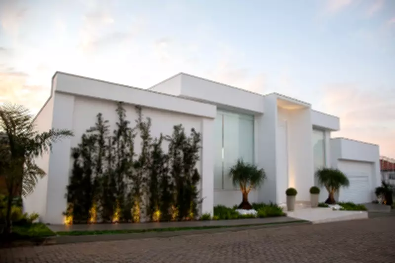 Minimalismo Monumental: Como a Proporção e o Branco Transformam Casas em Obras de Arte