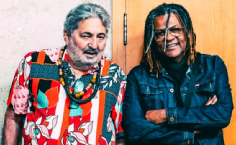 Moacyr Luz e Gabriel Moura lançam álbum 'Moa + Moura' com oito faixas ao vivo