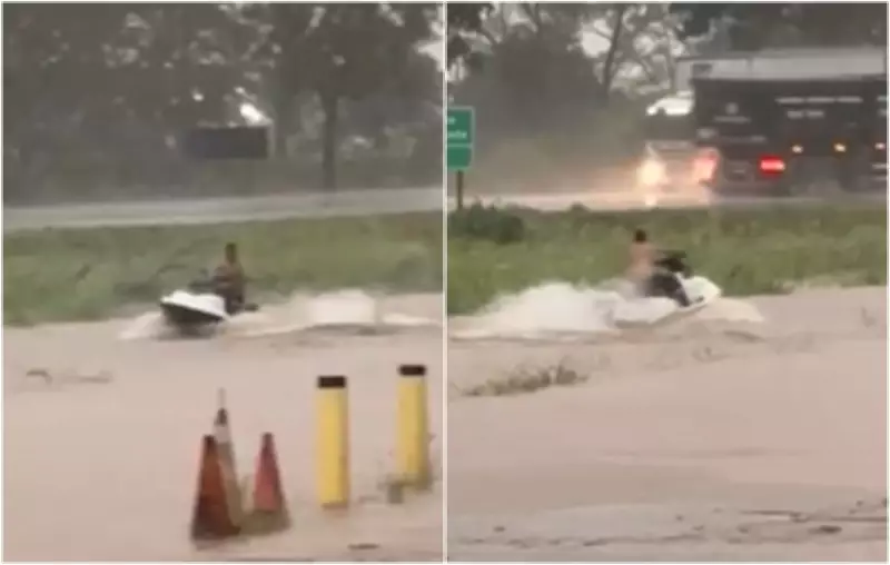 Morador faz manobras com moto aquática em rua alagada após temporal em Campinorte