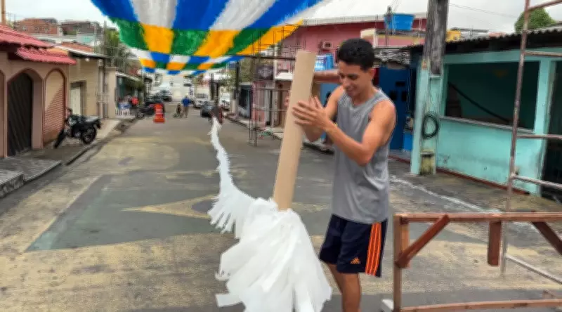 Moradores de Manaus decoram 'Rua da Copa' e mantêm tradição de 30 anos
