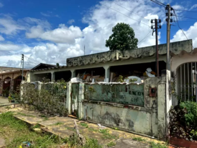 Moradores de Rio Branco denunciam acúmulo de lixo e entulho por idoso em casa
