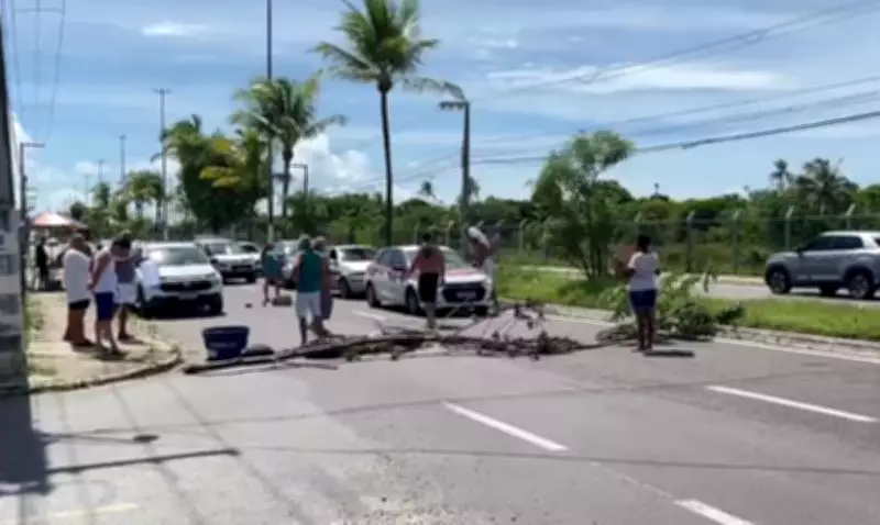 Moradores do Bairro Aruana protestam contra falta de água após sabotagem em Aracaju