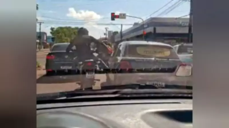 Motociclista agride carro com capacete em Santarém; vídeo flagra cena violenta