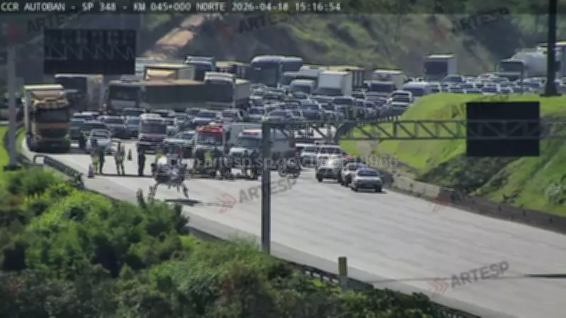 Motociclista em estado grave após colisão múltipla na Rodovia dos Bandeirantes em Jundiaí