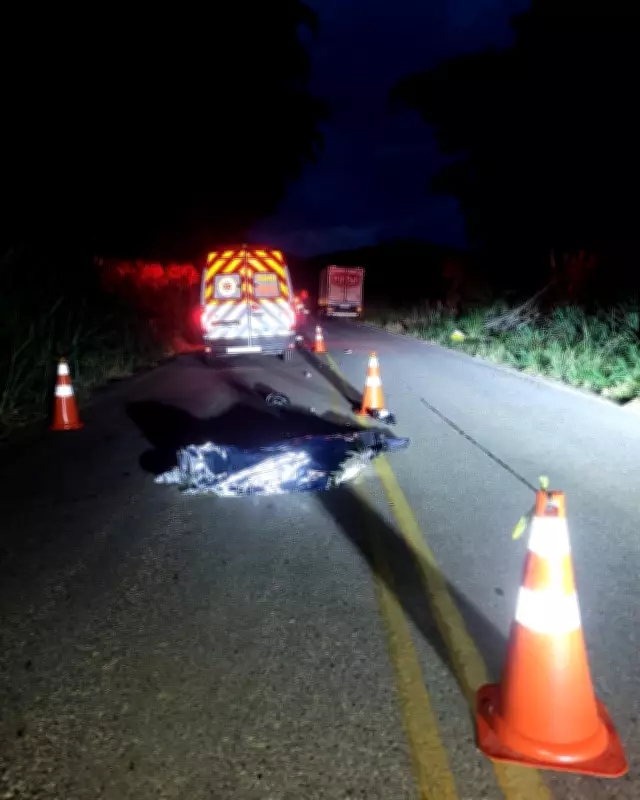 Motociclista morre após colisão com dois caminhões em ultrapassagem proibida na MG-447