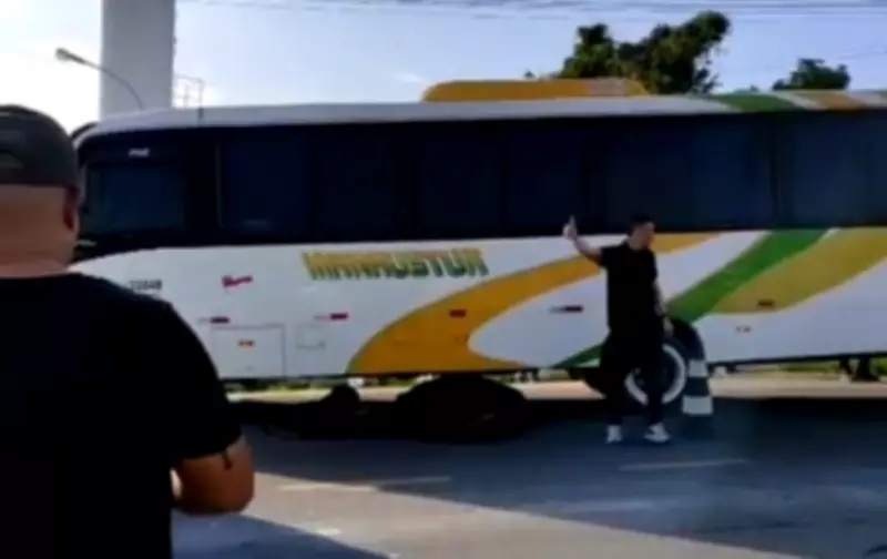 Motociclista morre atropelado por micro-ônibus após colisão traseira em Manaus