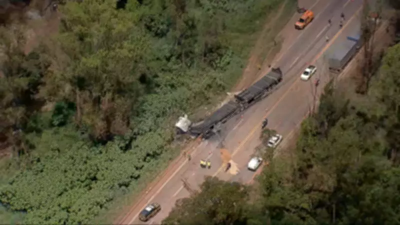 Motociclista morre carbonizado em acidente com carreta na BR-040 em Itabirito