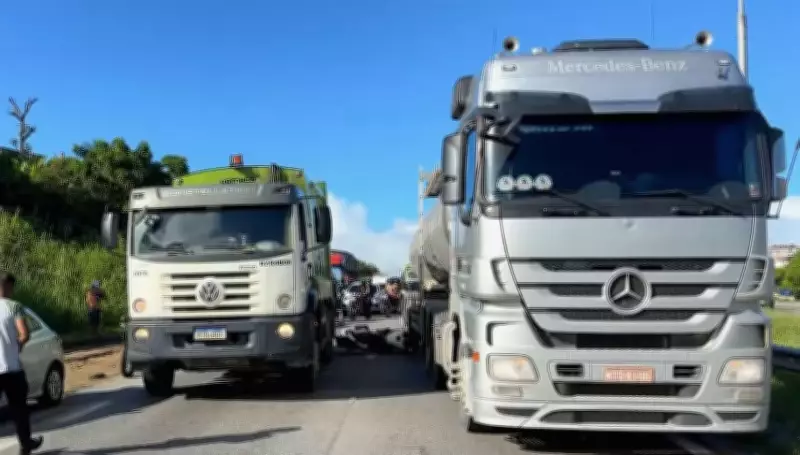 Motociclista morre em acidente com caminhão e carreta na BR-101 no Recife