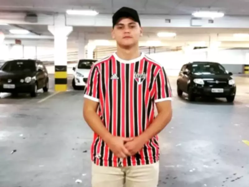 Motociclista permanece em estado grave após colisão com carro estacionado em Rio Branco