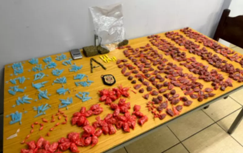 Motoentregador desconfia de encomenda e ajuda polícia a prender suspeitos de tráfico em Taubaté