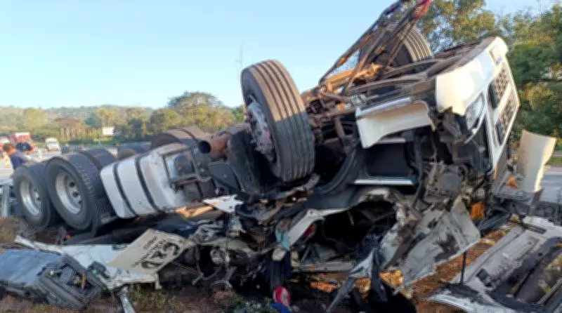 Motorista de 26 anos morre após carreta carregada com óleo vegetal capotar na BR-262 em Nova Serrana