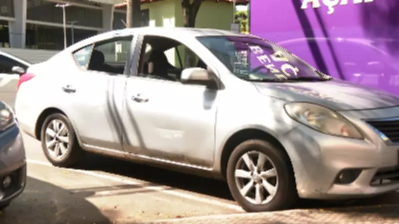 Motorista de aplicativo joga carro contra viatura para escapar de assalto em Vitória