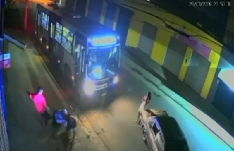 Motorista de ônibus é agredido após confusão em rua de baile em Mogi das Cruzes