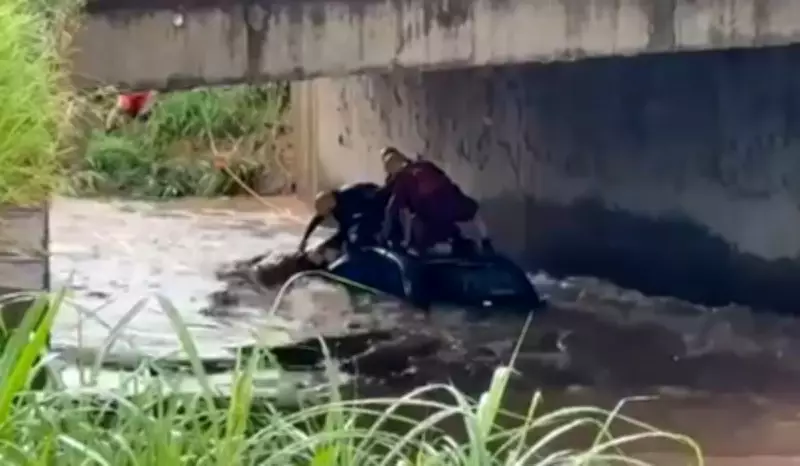 Motorista desaparece após carro cair em córrego durante temporal em Piracicaba