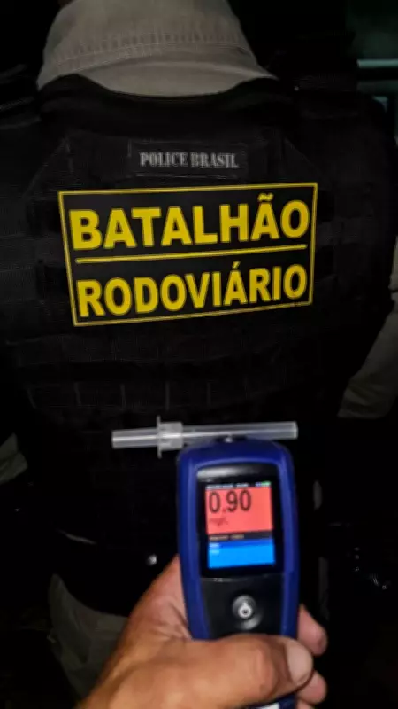 Motorista embriagado fura blitz e bate em árvore em Extremoz, RN