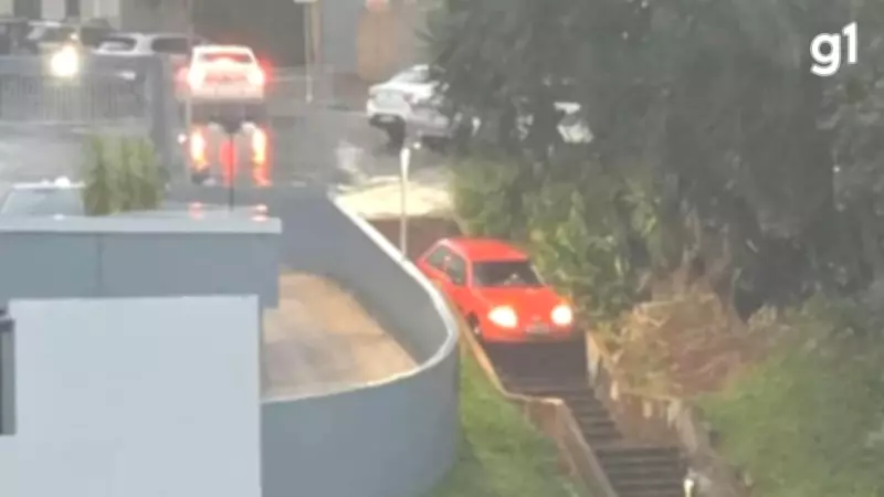 Motorista erra caminho e carro desce escadaria durante temporal em Erechim, RS
