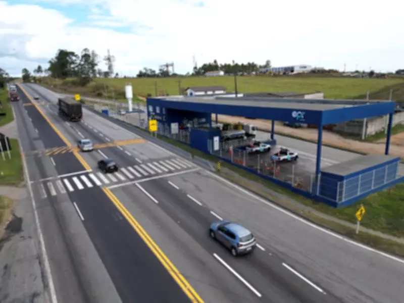 Motorista morre e três ficam feridos em grave acidente entre carro e ônibus na BR-040