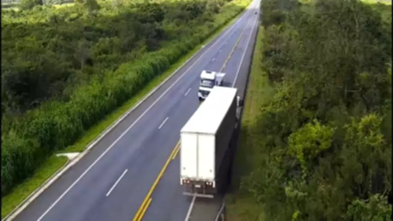 Motorista sob efeito de drogas avança pedágio e quase causa acidente grave em rodovia de Minas Gerais