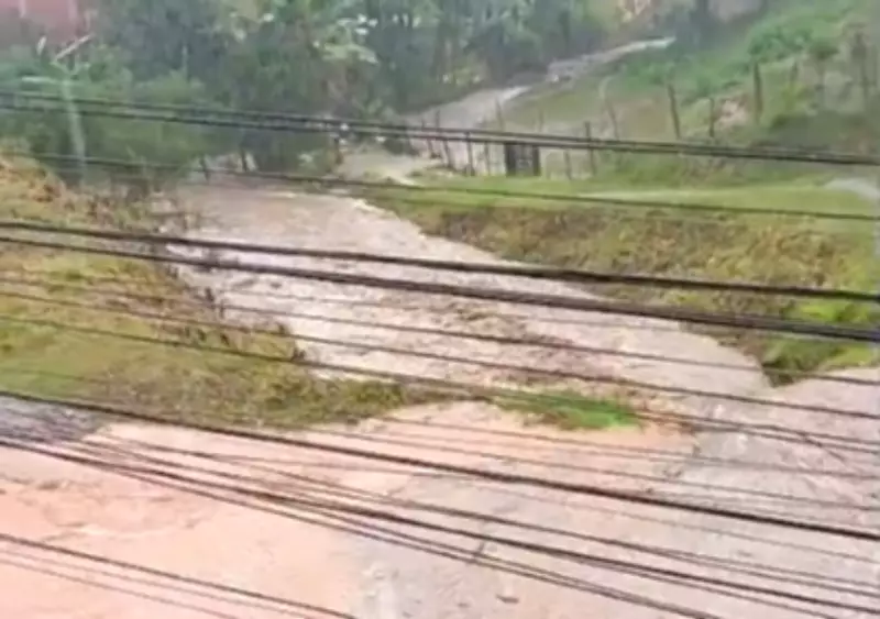 Mulher é arrastada por correnteza e cai em córrego durante chuva intensa em Barra Mansa