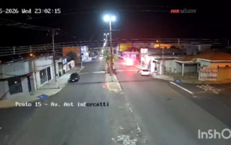Mulher avança com carro e colide contra moto, viatura e muro de adega em Monte Alto