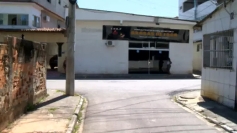 Mulher é baleada no pescoço em frente a igreja em Vitória; suspeito é agiota