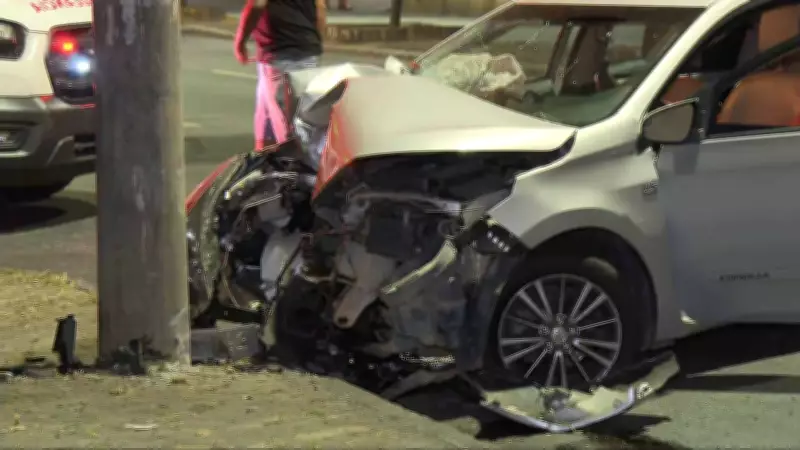 Mulher de 23 anos é presa após bater carro em poste na Região Noroeste de BH