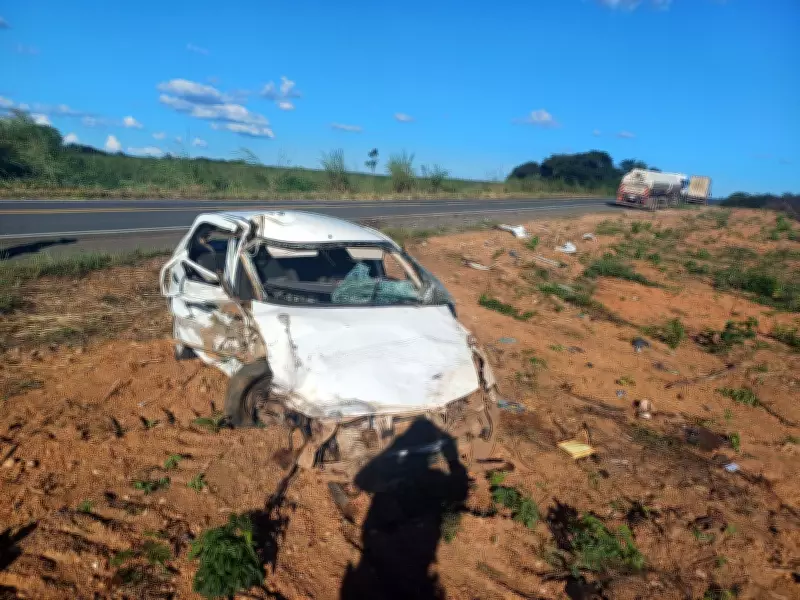 Mulher de 33 anos morre em acidente entre carro e caminhão na BR-135 na Bahia