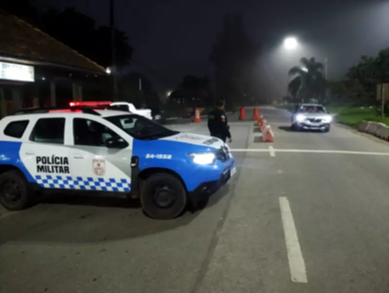 Mulher de 62 anos é presa por deixar crianças trancadas em carro em Petrópolis