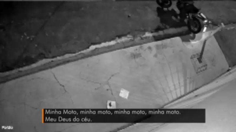 Mulher entra em desespero ao ver moto sendo furtada em Franca; imagens mostram crime