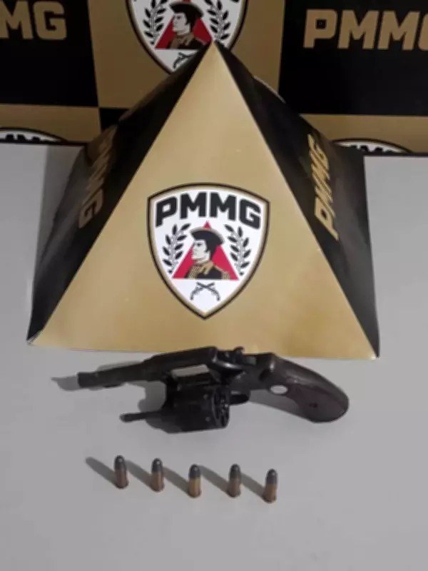 Mulher grávida agredida com barra de ferro em Corinto; marido é preso e arma apreendida