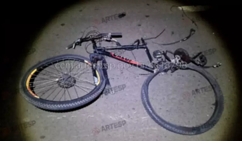 Mulher morre e homem fica ferido após bicicleta ser atingida por dois carros em Rio das Pedras