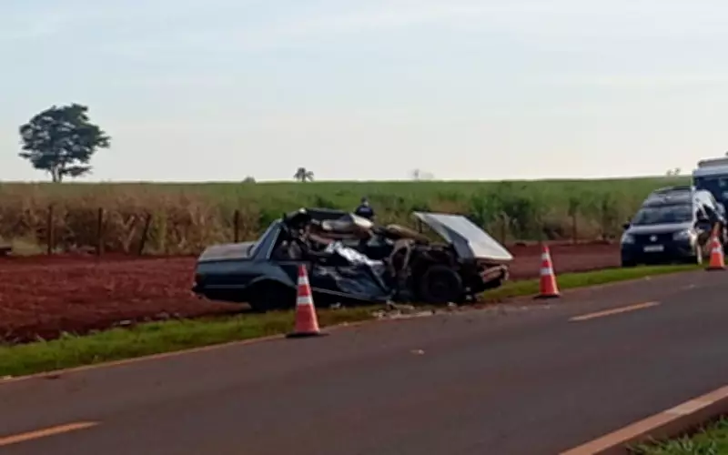 Mulher morre em acidente frontal entre carro e ônibus na SP-322 em Riolândia