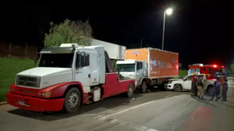 Mulher morre em colisão com caminhão sendo guinchado em Pará de Minas