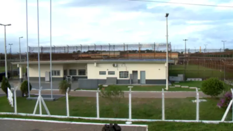 Mulher é presa com drogas escondidas em preservativo durante visita a marido em presídio