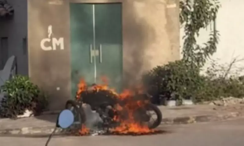 Mulher é presa por incendiar moto e danificar salão de beleza após crise de ciúmes em Varzedo