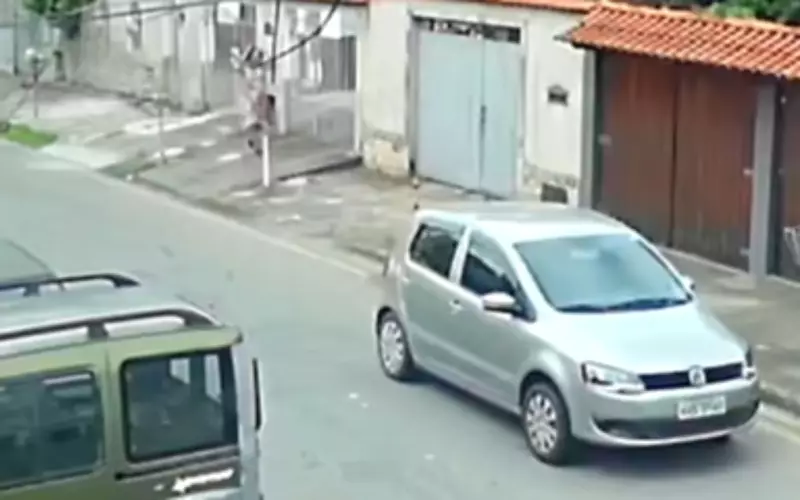 Mulher tem carro furtado em segundos ao abrir garagem em Volta Redonda