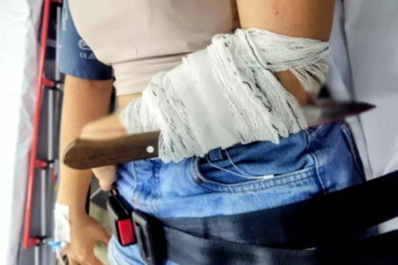 Mulher tem faca cravada no braço após briga em bar no Centro de Santos