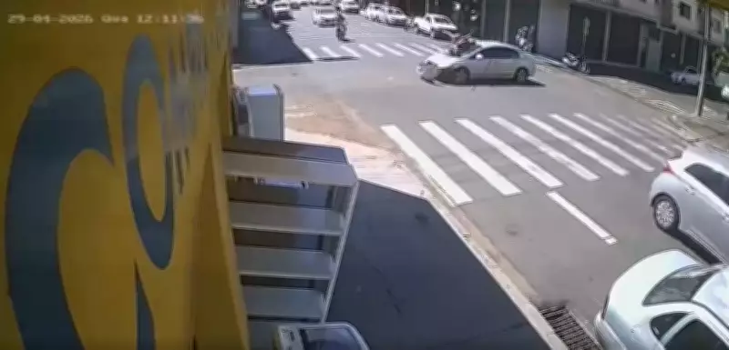 Mulheres rolam no capô de carro após batida entre moto e veículo em Uberlândia