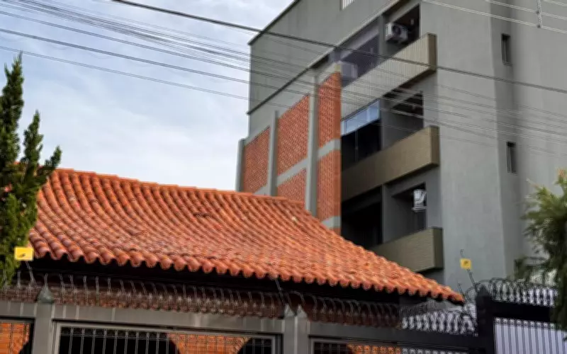 Muro de 13 metros que bloqueia janelas de prédio em MG viraliza, mas foi construído há 25 anos