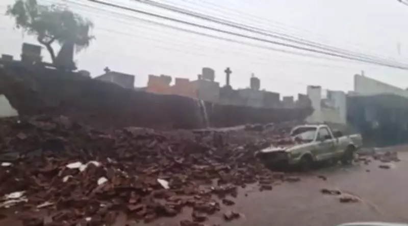 Muro de cemitério desaba sobre carro durante chuva forte em Igarapava, SP