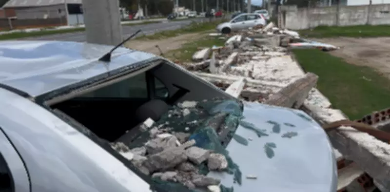 Muro de empresa desaba e atinge carros em Rio Grande; ninguém se feriu