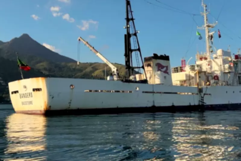 Navio japonês de 65 metros usado contra pesca ilegal atraca em Ilhabela