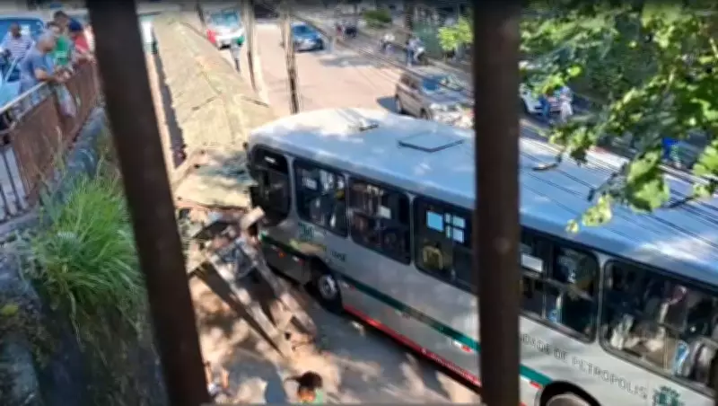Ônibus derruba ponto e pedestre de 56 anos fica ferida em Petrópolis