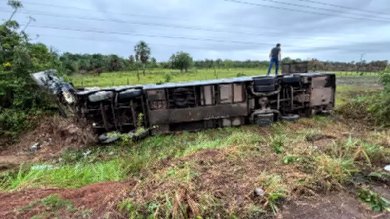 Ônibus interestadual tomba na BR-174 em Caracaraí, Roraima, com feridos