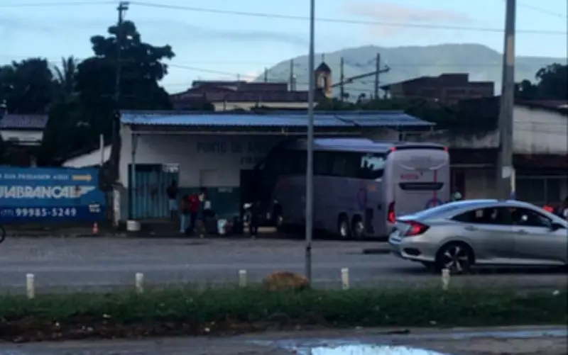 Ônibus invade rodoviária na Bahia: duas mortes e motorista foge após acidente