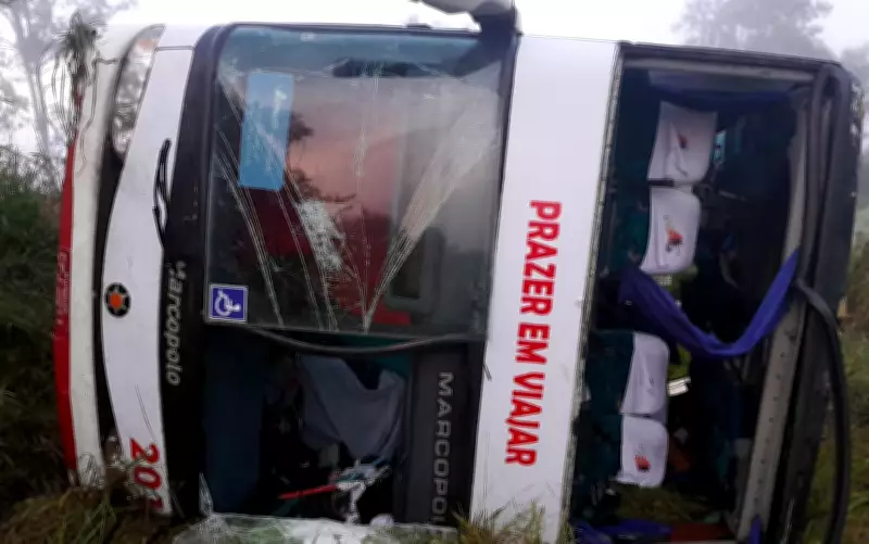 Ônibus irregular capota na BR-267 em Caxambu, MG, deixando 18 feridos
